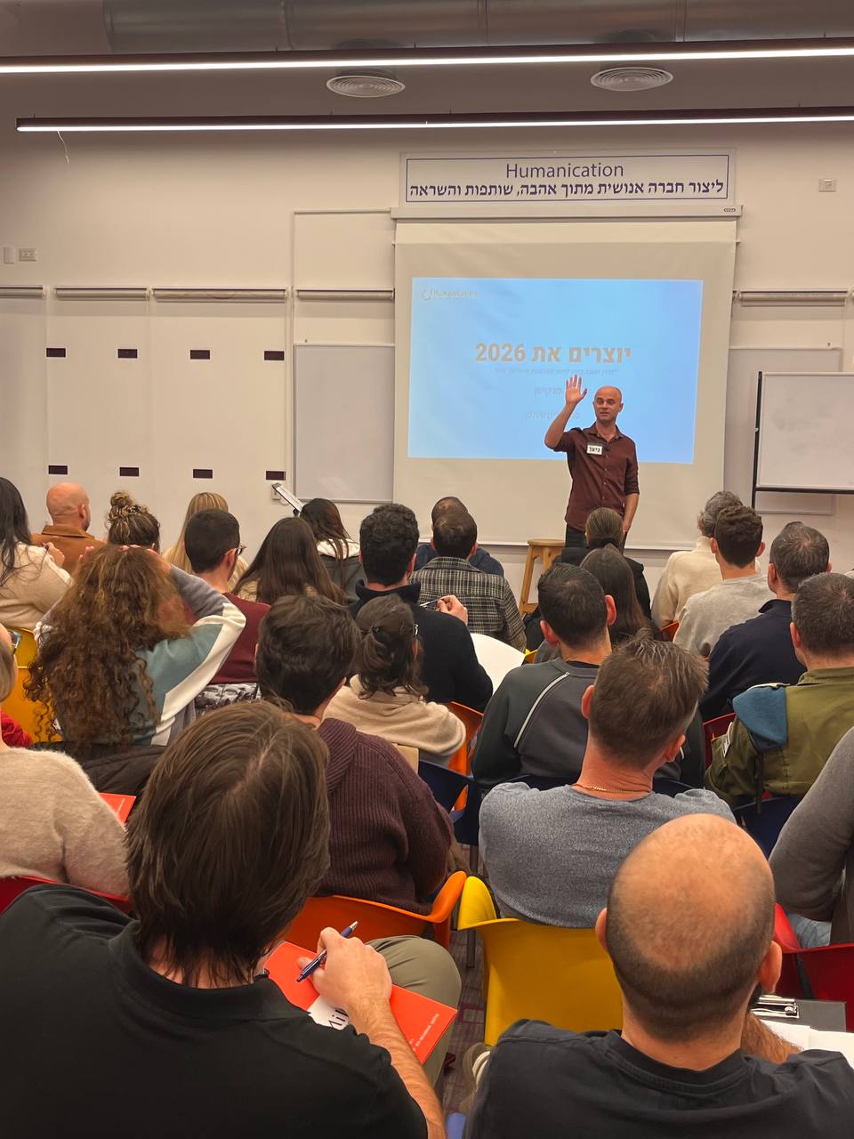 ניצן שטלמן מול קהל בערב יוצרים עתיד